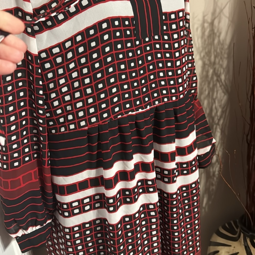 Chic Red and Black Geometric Dress - Picture 9 of 9
